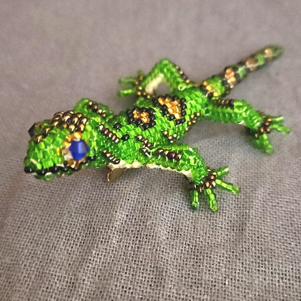 Lizard gecko brooch pin seed beads and glass super cute!
